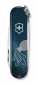 Preview: Victorinox Classic SD Zodiac Edition Wassermann – Vorderseite mit Wassermann-Motiv