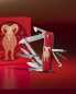 Preview: Victorinox Huntsman Year of the Goat Limited Edition 2027 – Erlebnisbild mit Geschenkbox vor rotem Hintergrund