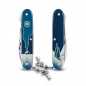 Preview: Victorinox Synergy Alox Winter Magic Edition 2026, Vorder- und Rückseite mit Wintermotiv