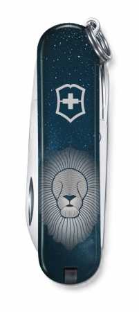 Victorinox Classic SD Zodiac Edition Löwe – Vorderseite mit Löwe-Motiv