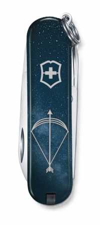 Victorinox Classic SD Zodiac Edition Schütze – Vorderseite mit Schütze-Motiv
