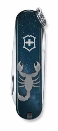 Victorinox Classic SD Zodiac Edition Skorpion – Vorderseite mit Skorpion-Motiv