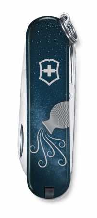 Victorinox Classic SD Zodiac Edition Wassermann – Vorderseite mit Wassermann-Motiv