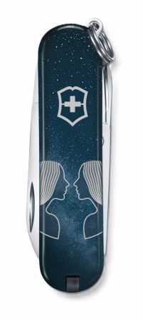 Victorinox Classic SD Zodiac Edition Zwilling – Vorderseite mit Zwilling-Motiv