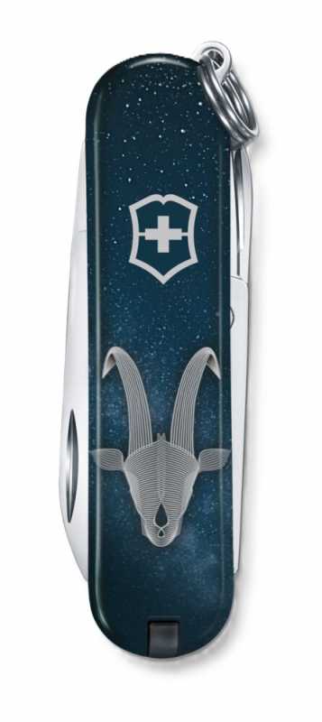 Victorinox Classic SD Zodiac Edition Steinbock – Vorderseite mit Steinbock-Motiv