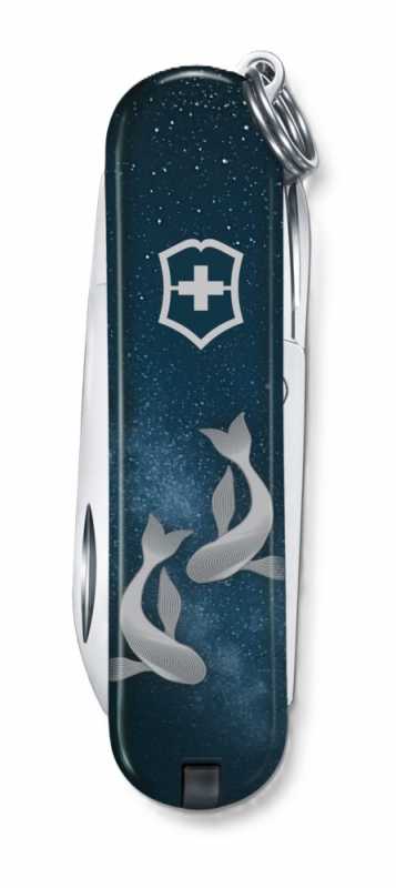 Victorinox Classic SD Zodiac Edition Fische – Vorderseite mit Fische-Motiv