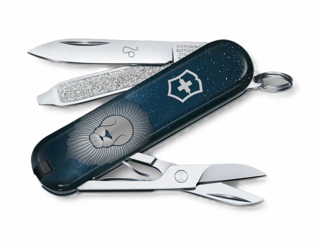 Victorinox Classic SD Zodiac Edition Löwe – aufgeklappte Werkzeuge