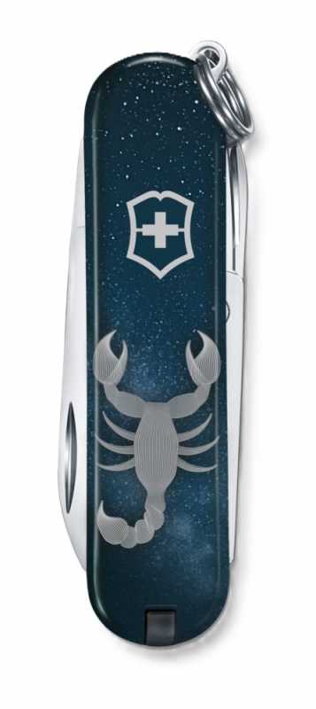 Victorinox Classic SD Zodiac Edition Skorpion – Vorderseite mit Skorpion-Motiv