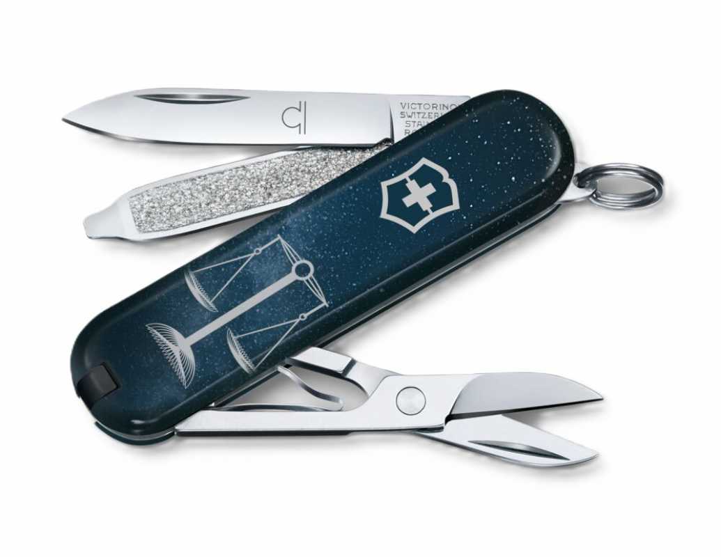 Victorinox Classic SD Zodiac Edition Waage – aufgeklappte Werkzeuge