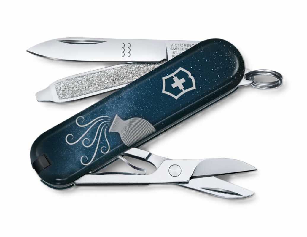 Victorinox Classic SD Zodiac Edition Wassermann – aufgeklappte Werkzeuge